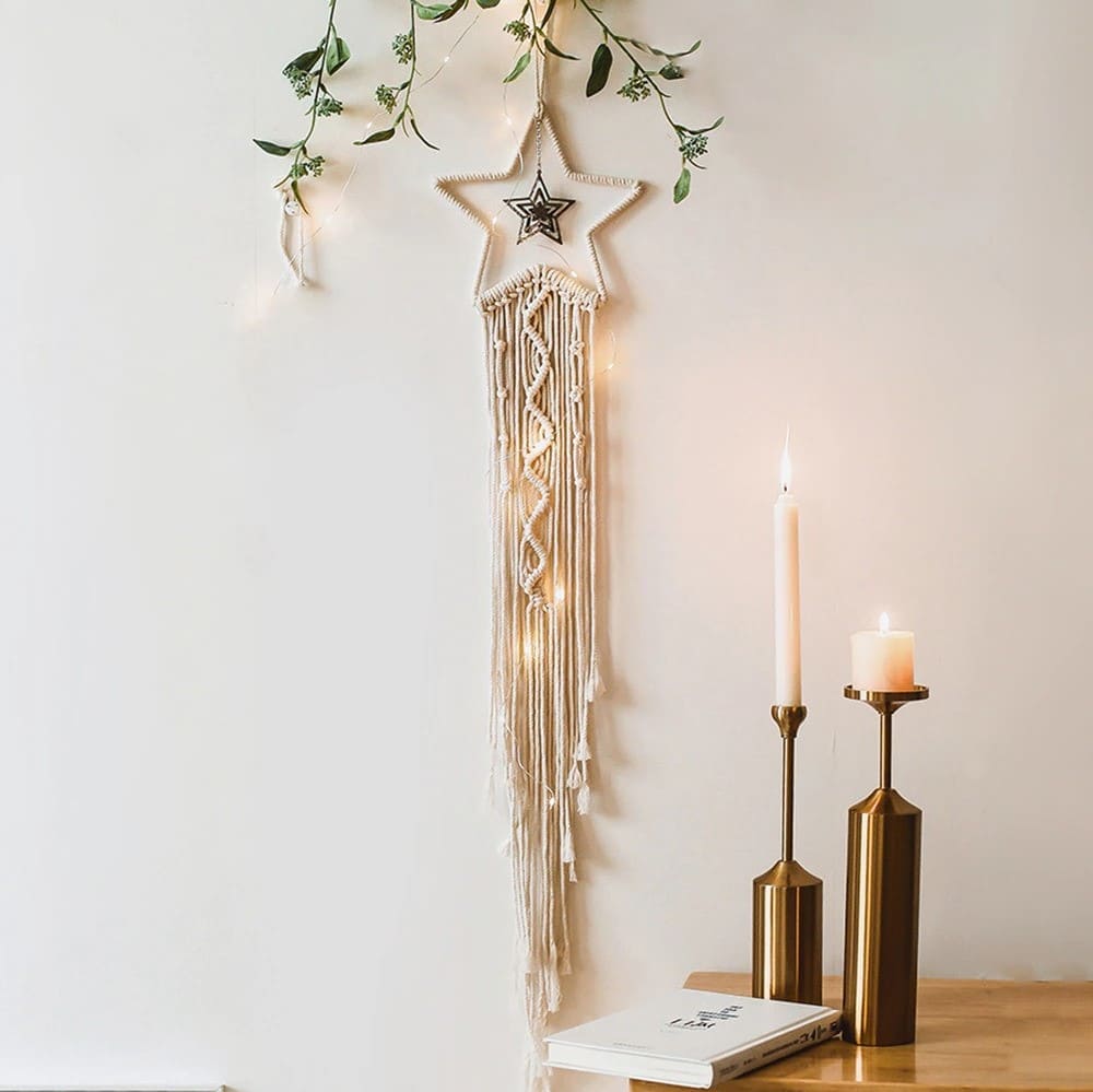 Attrape-rêve macramé pour chambre d'enfant avec pallettes Attrape-rêve macramé pour chambre d'enfant avec pallettes