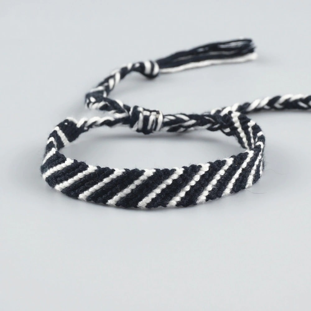 Bracelet cheville macramé noir et blanc