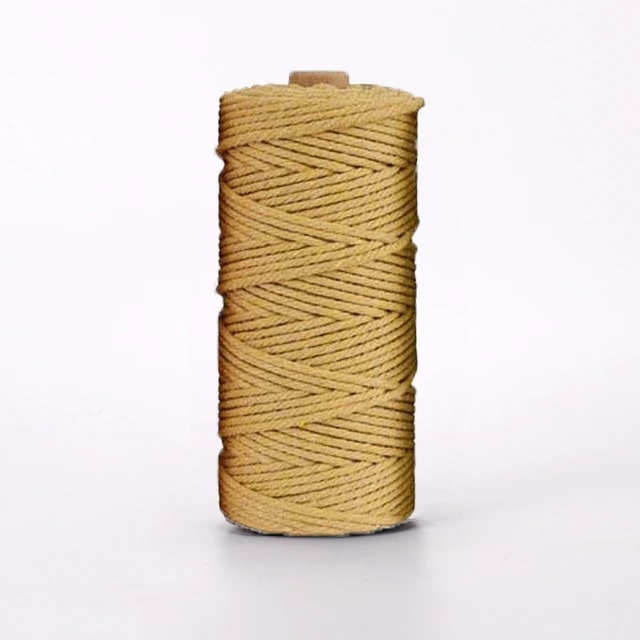 Suspension macramé torsadée - en coton naturel et fabriqué à Paris. Avec  des magnifiques couleurs.