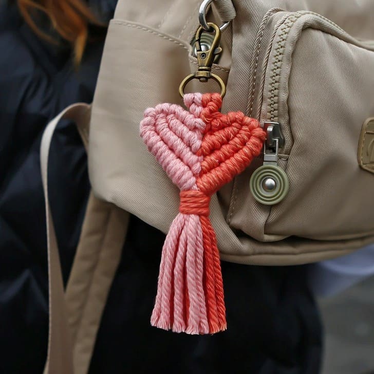 Porte clé macramé cœur orange