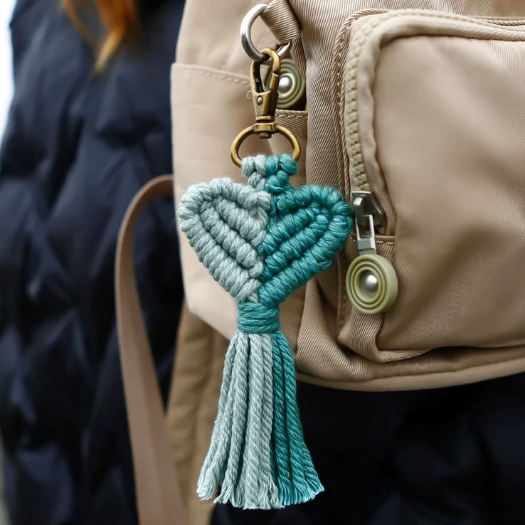 Porte clé macramé cœur bleu