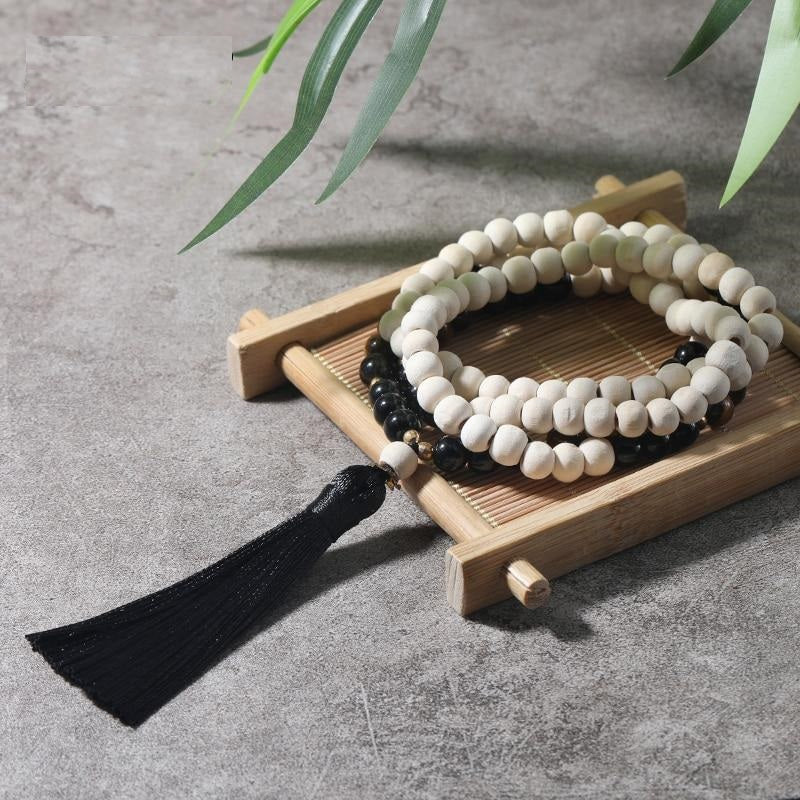 Collier de perles mala en bois avec pompon style macramé