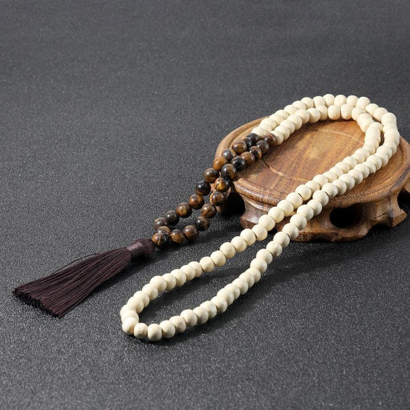 Collier de perles mala en bois avec pompon style macramé