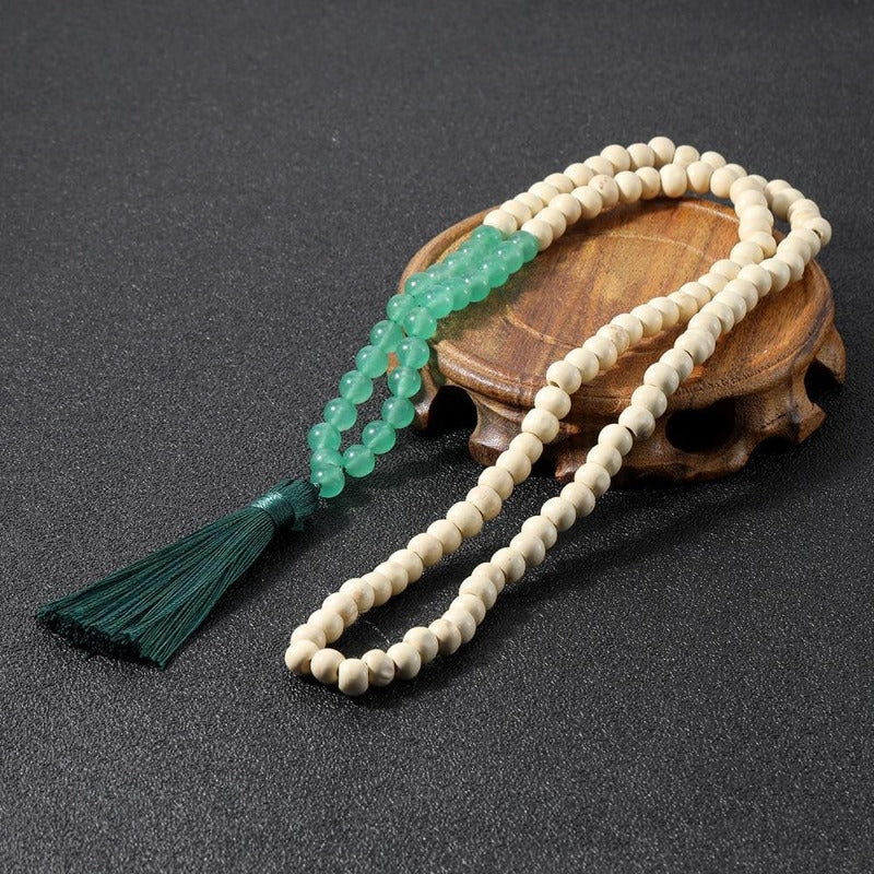 Collier de perles mala en bois avec pompon style macramé
