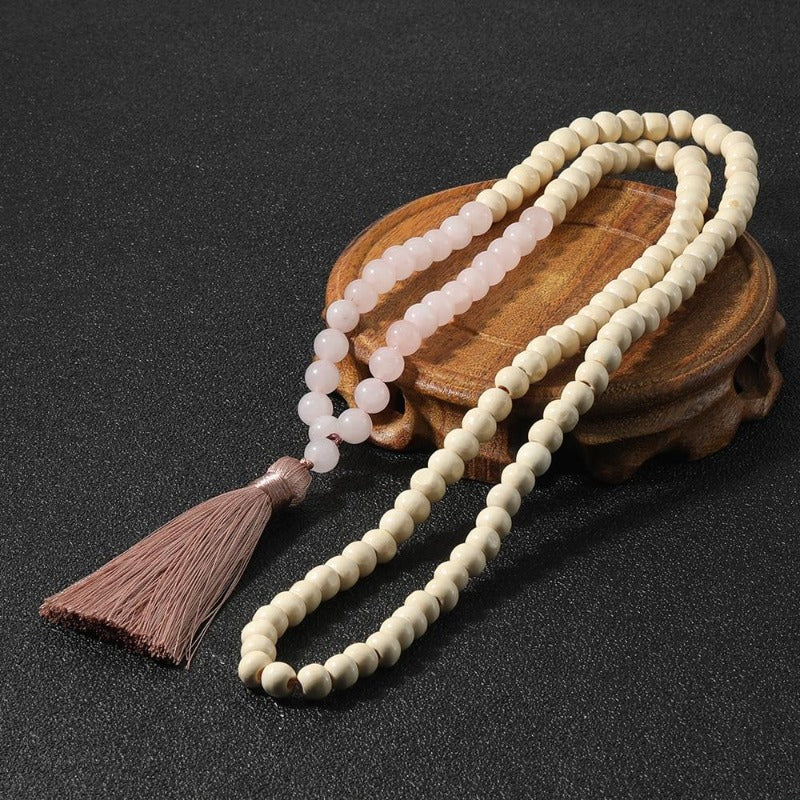 Collier de perles mala en bois avec pompon style macramé
